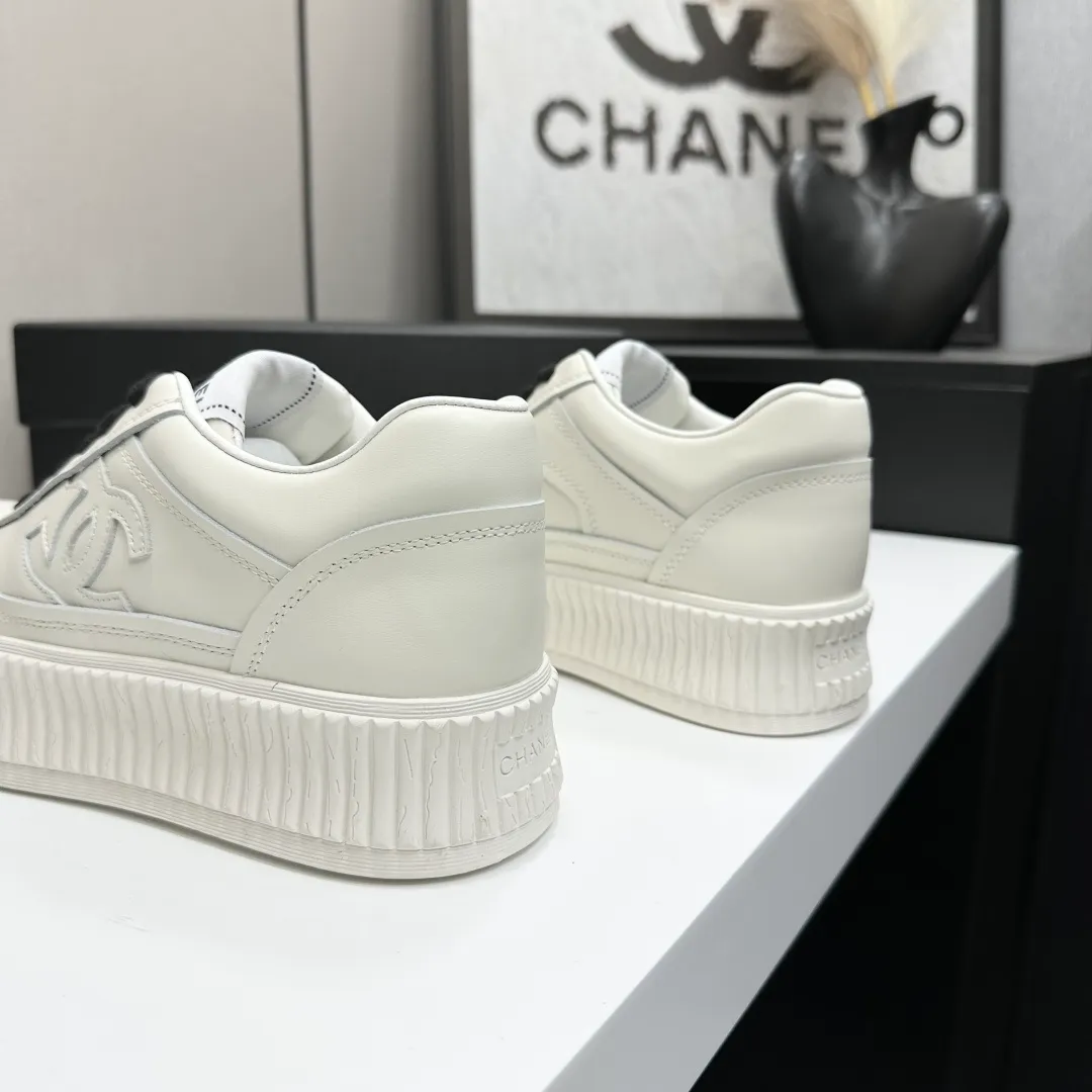 👟👟Ex-factory price 560👟👟Chanel Panda Shoes! 2025 counter's top casual sports shoes. This classic design; the upper is electro-embroidered with a variety of techniques; the outsole is fashionable and sporty; the unusual inclusion of a variety of color matching elements... The diversified mix and match is very good-looking and versatile, and can be used for leisure, fashion, sports, and outdoor... ꫛꫀꪝ Go➫ Materials: ❶Upper made of: original imported first-layer silk cowhide + original waterproof cloth + original first-layer cowhide ❷Inner lining: Breathable mesh ❸ Outsole based on: original TPU combination outsole, full set of boutique packaging for women 35–41